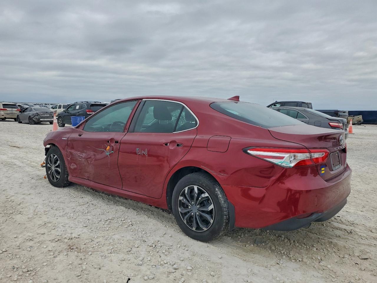 2019 TOYOTA CAMRY LE photo 4