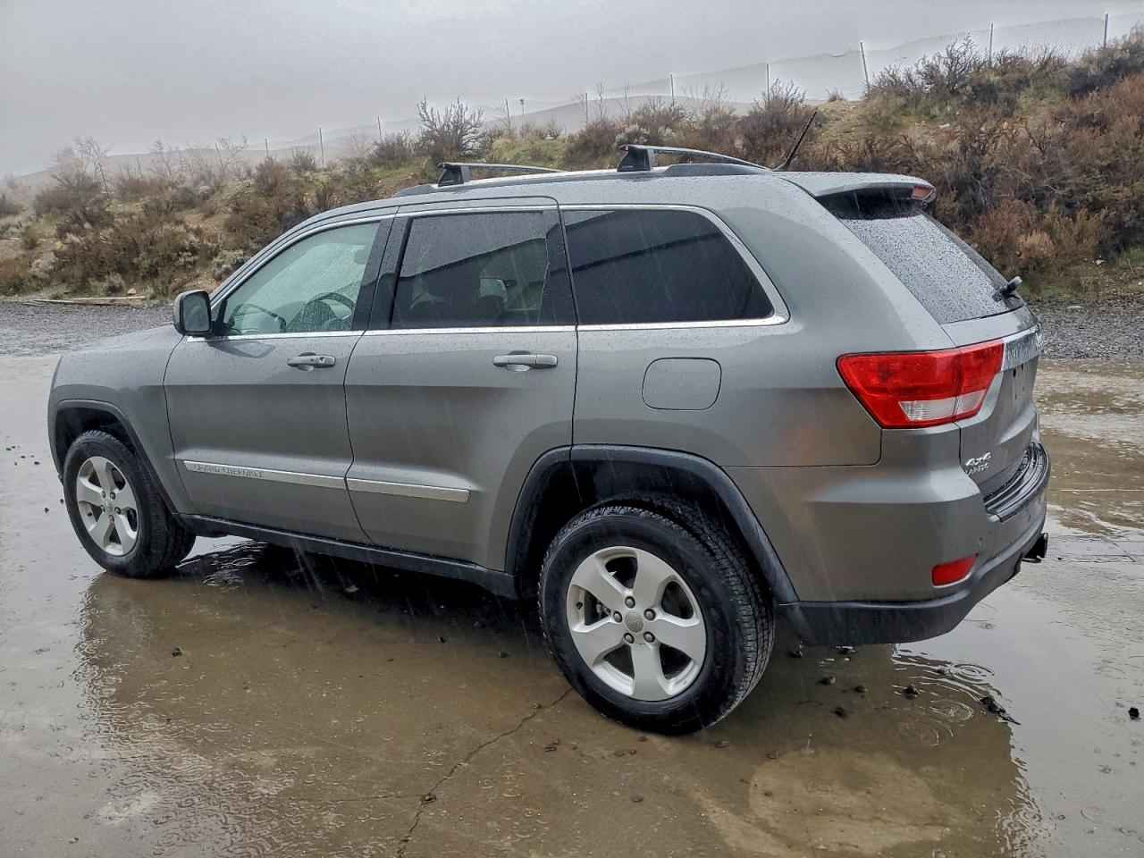 2011 JEEP GRAND CHEROKEE LAREDO photo 2