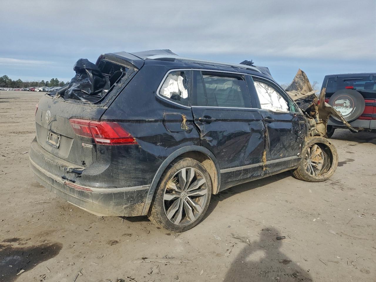 2020 VOLKSWAGEN TIGUAN SEL PREMIUM R-LINE photo 5