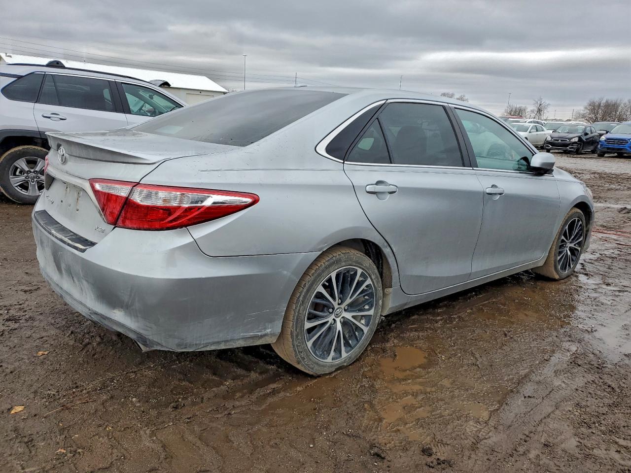 2016 TOYOTA CAMRY LE photo 3