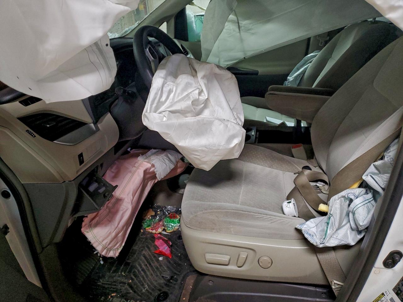 2016 TOYOTA SIENNA LE photo 7