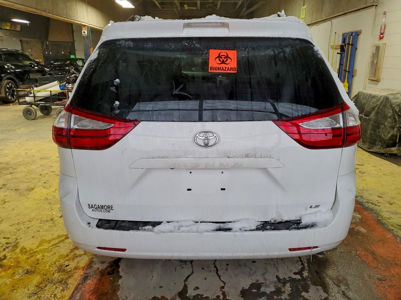 2016 TOYOTA SIENNA LE photo 6