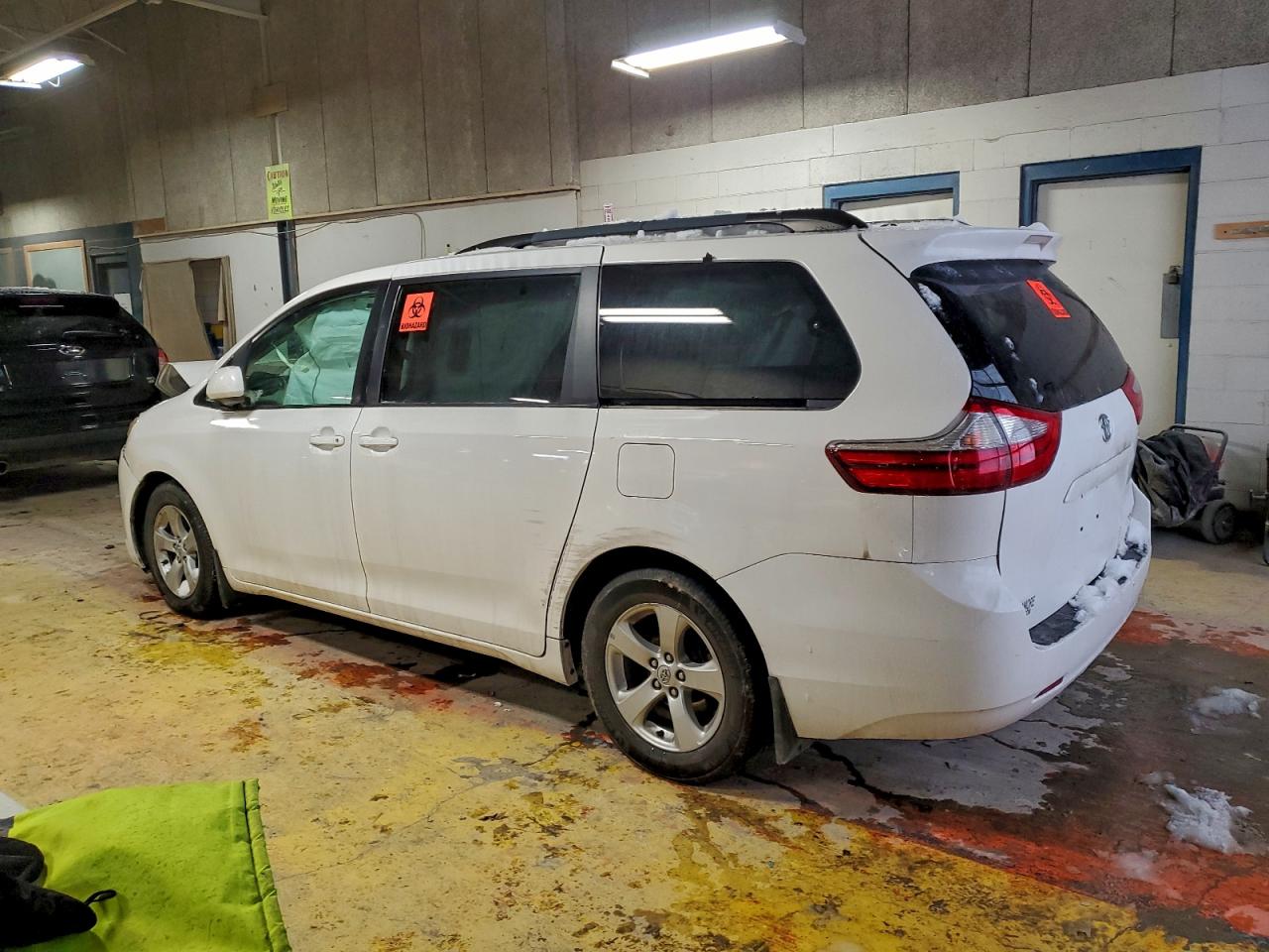 2016 TOYOTA SIENNA LE photo 2
