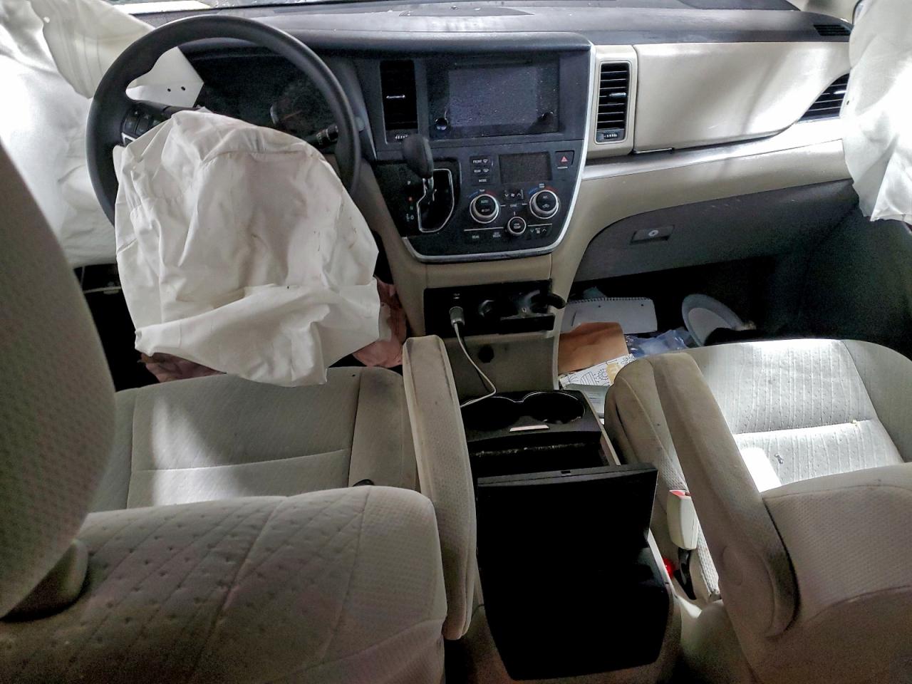 2016 TOYOTA SIENNA LE photo 8