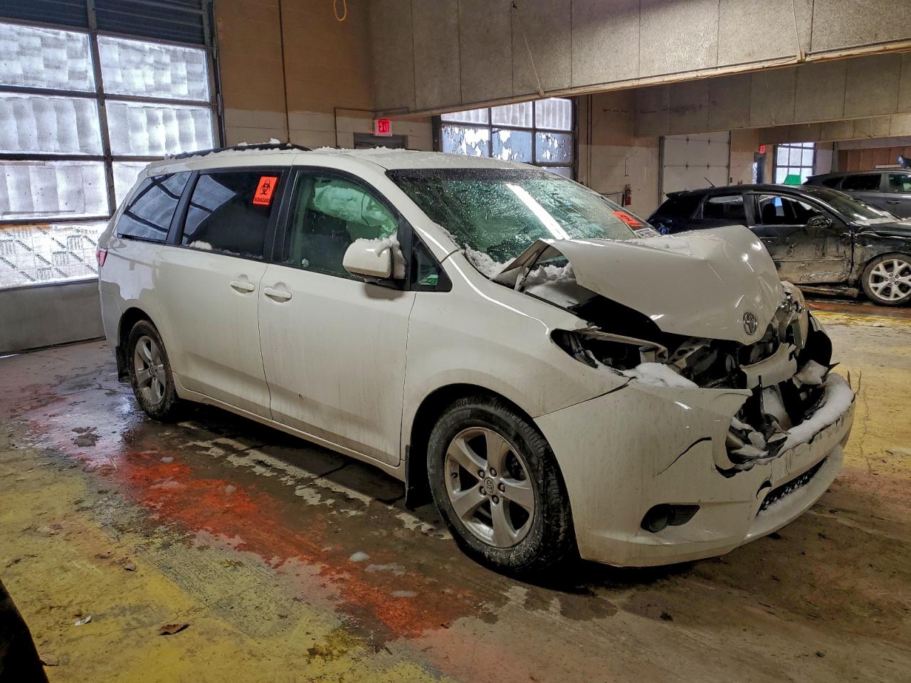 2016 TOYOTA SIENNA LE photo 4