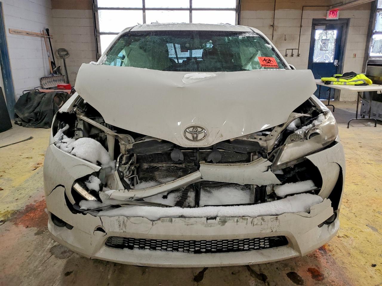 2016 TOYOTA SIENNA LE photo 5