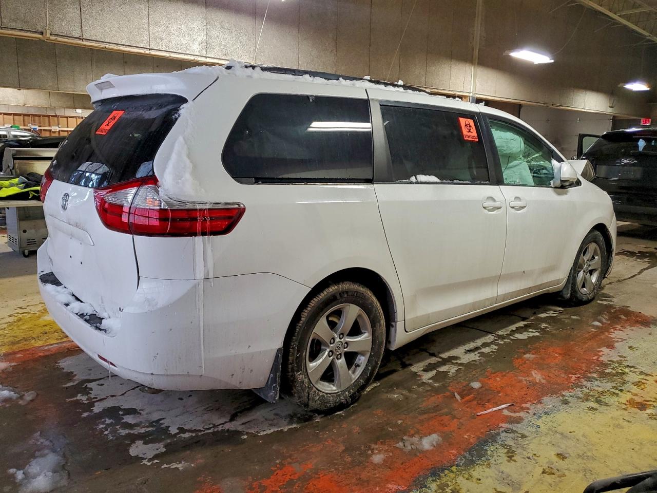 2016 TOYOTA SIENNA LE photo 3