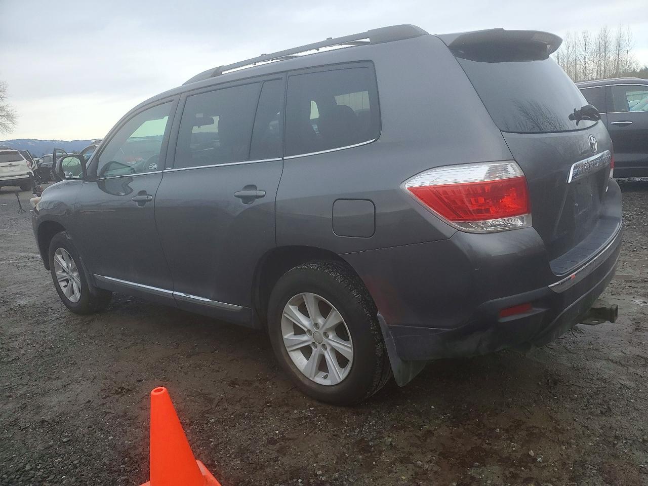 2013 TOYOTA HIGHLANDER BASE photo 2