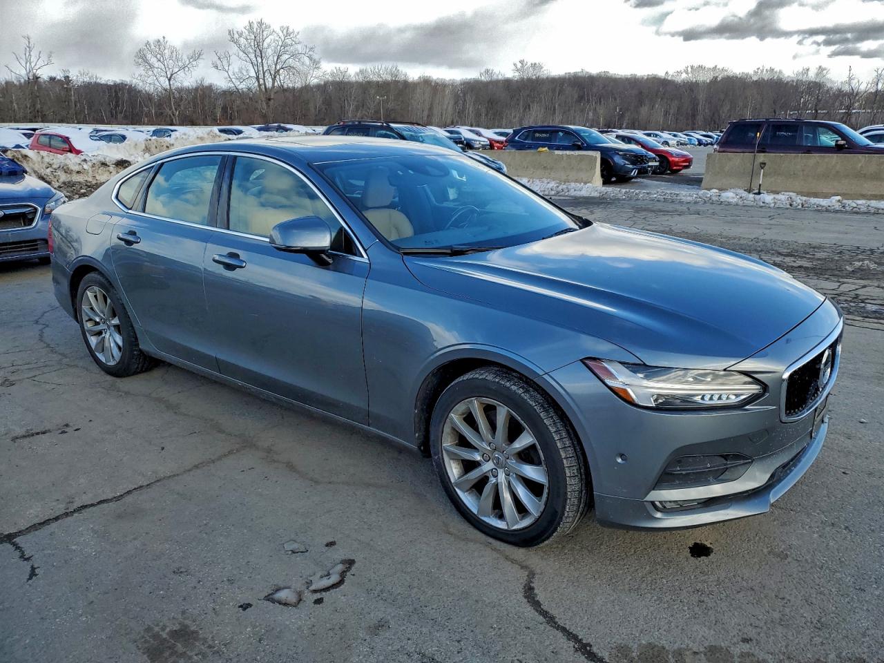 2017 VOLVO S90 T6 MOMENTUM photo 4