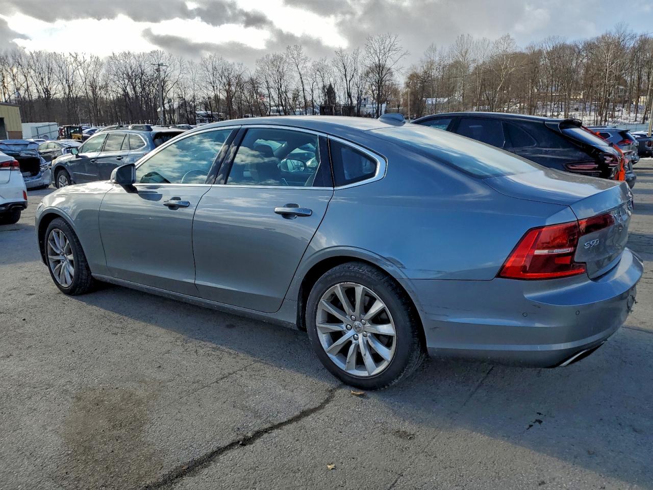 2017 VOLVO S90 T6 MOMENTUM photo 2