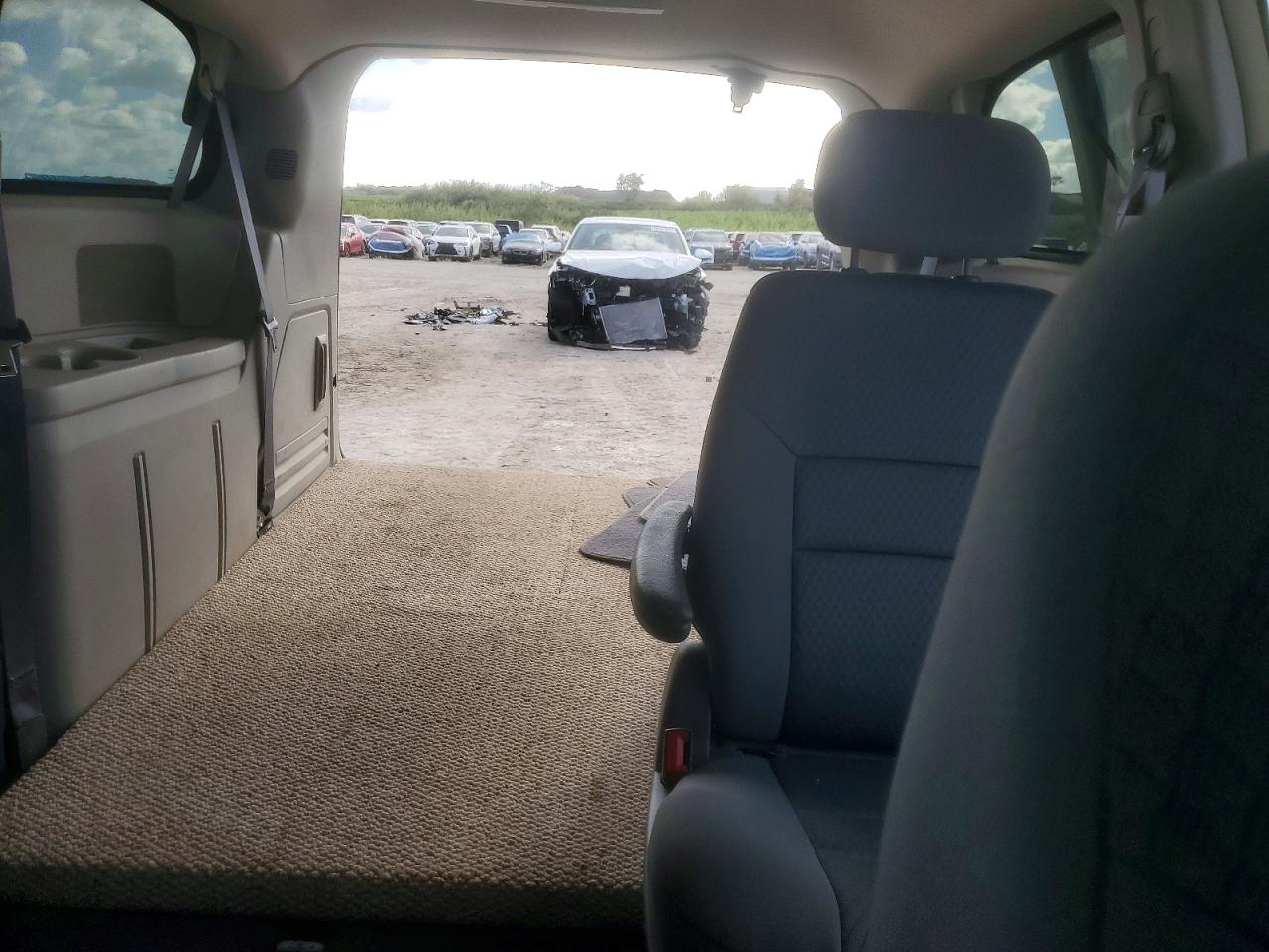 2010 CHRYSLER TOWN & COUNTRY TOURING photo 10