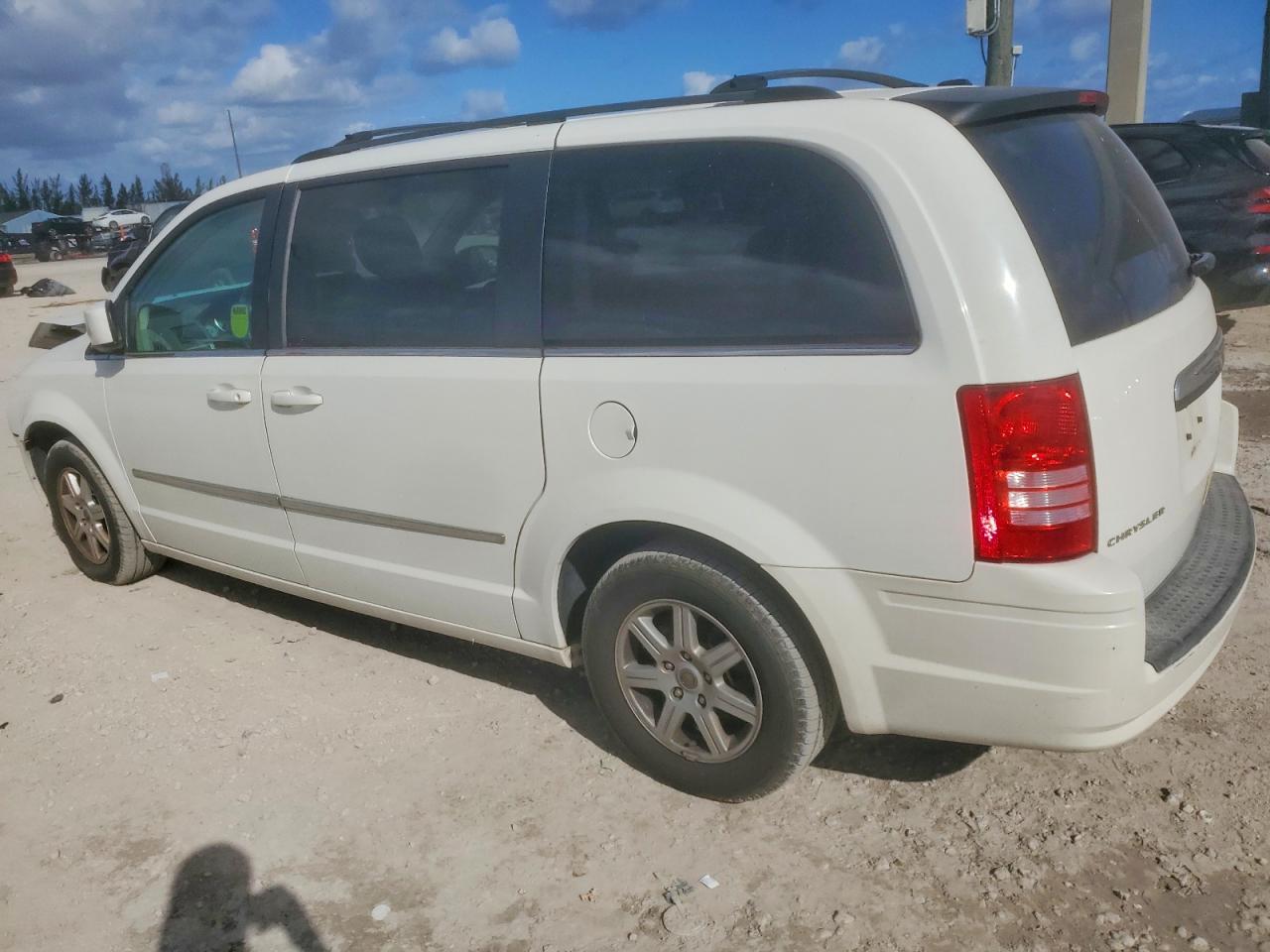2010 CHRYSLER TOWN & COUNTRY TOURING photo 2