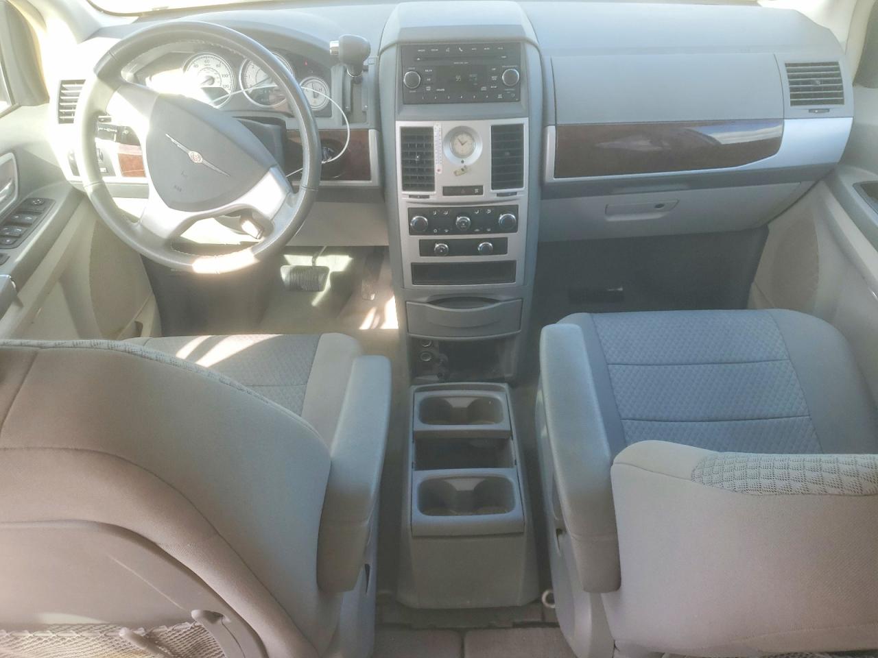 2010 CHRYSLER TOWN & COUNTRY TOURING photo 8