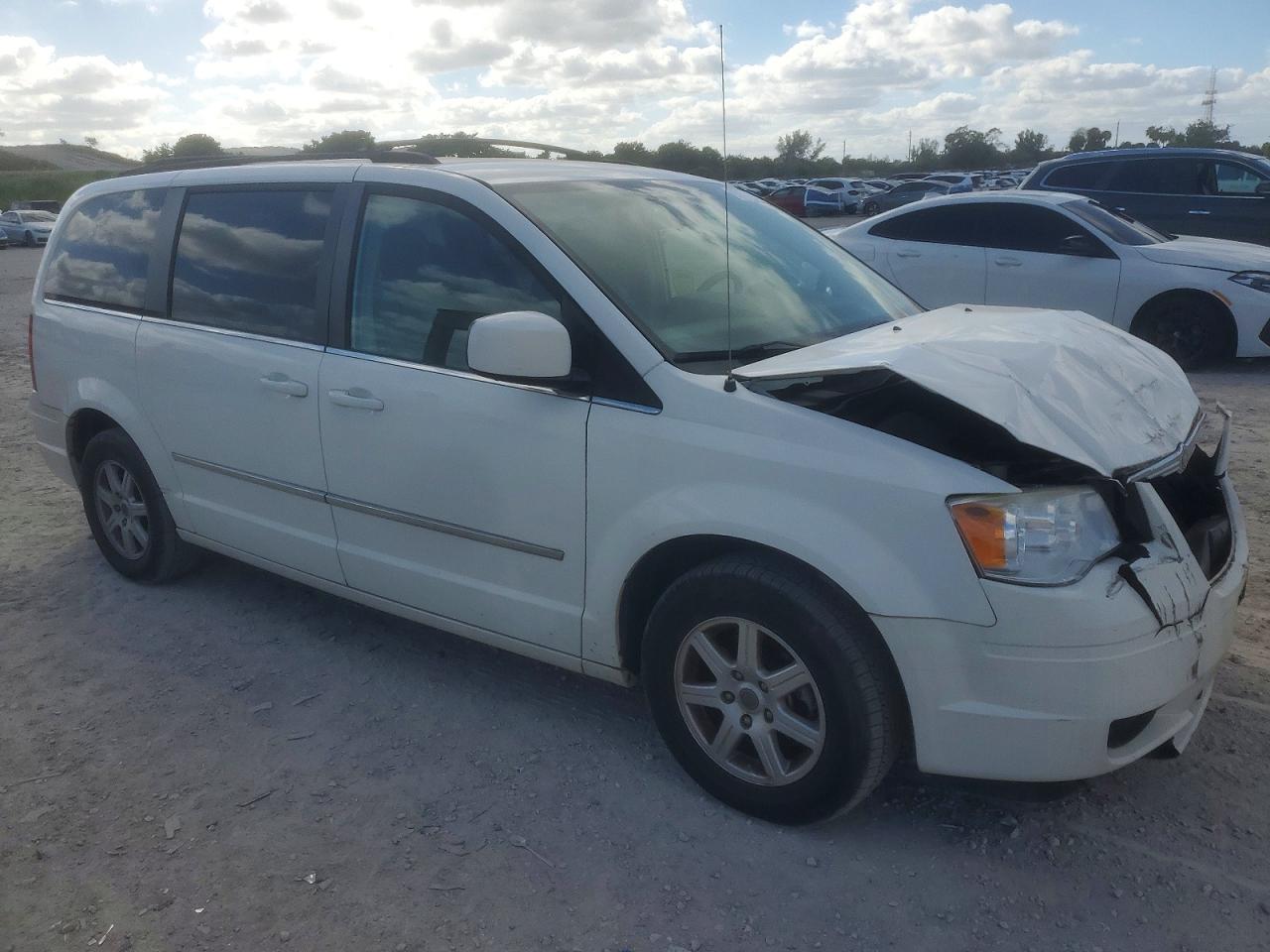 2010 CHRYSLER TOWN & COUNTRY TOURING photo 4