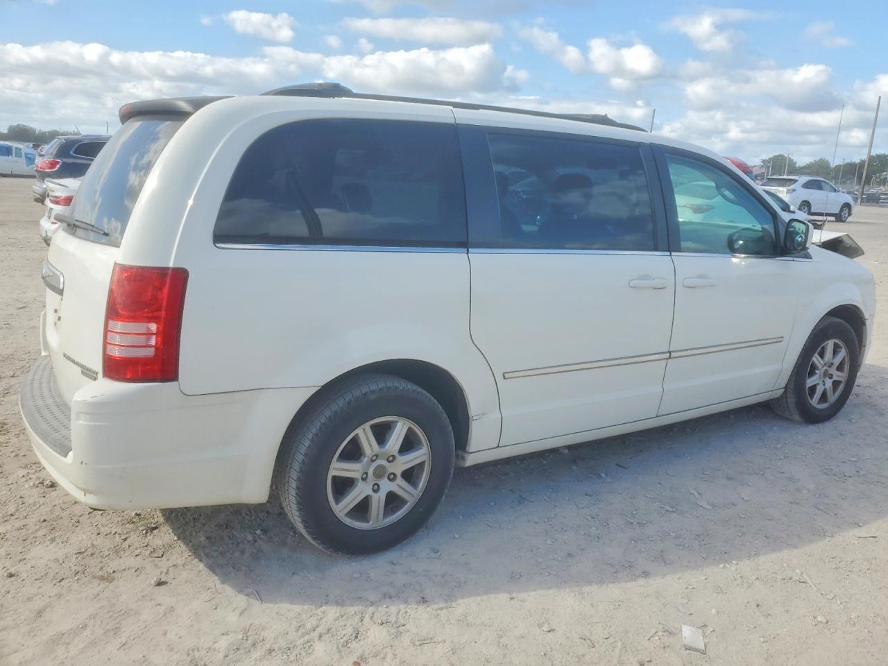 2010 CHRYSLER TOWN & COUNTRY TOURING photo 3