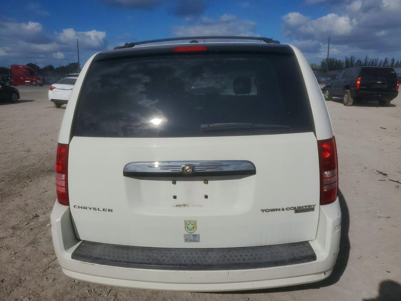 2010 CHRYSLER TOWN & COUNTRY TOURING photo 6