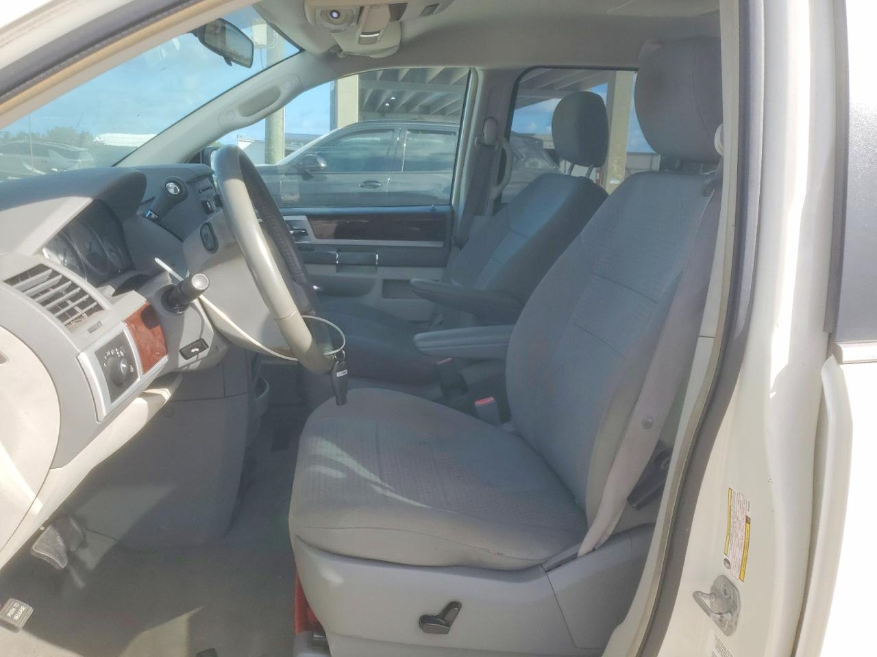 2010 CHRYSLER TOWN & COUNTRY TOURING photo 7