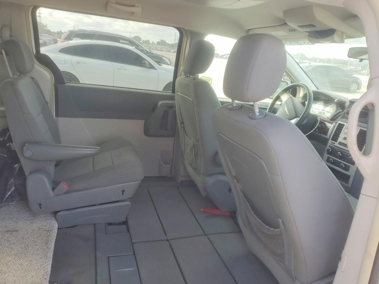 2010 CHRYSLER TOWN & COUNTRY TOURING photo 11