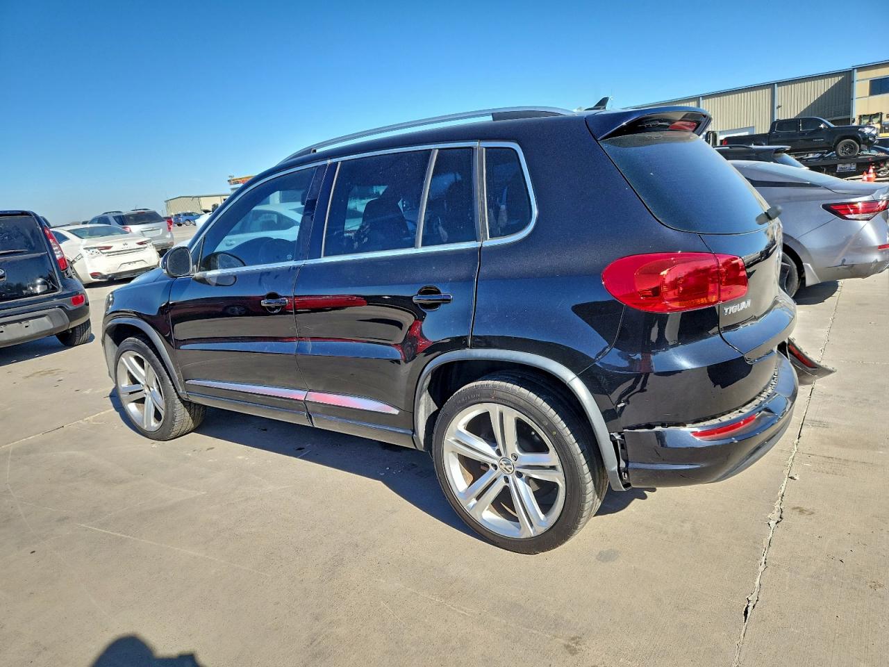 2016 VOLKSWAGEN TIGUAN S photo 2
