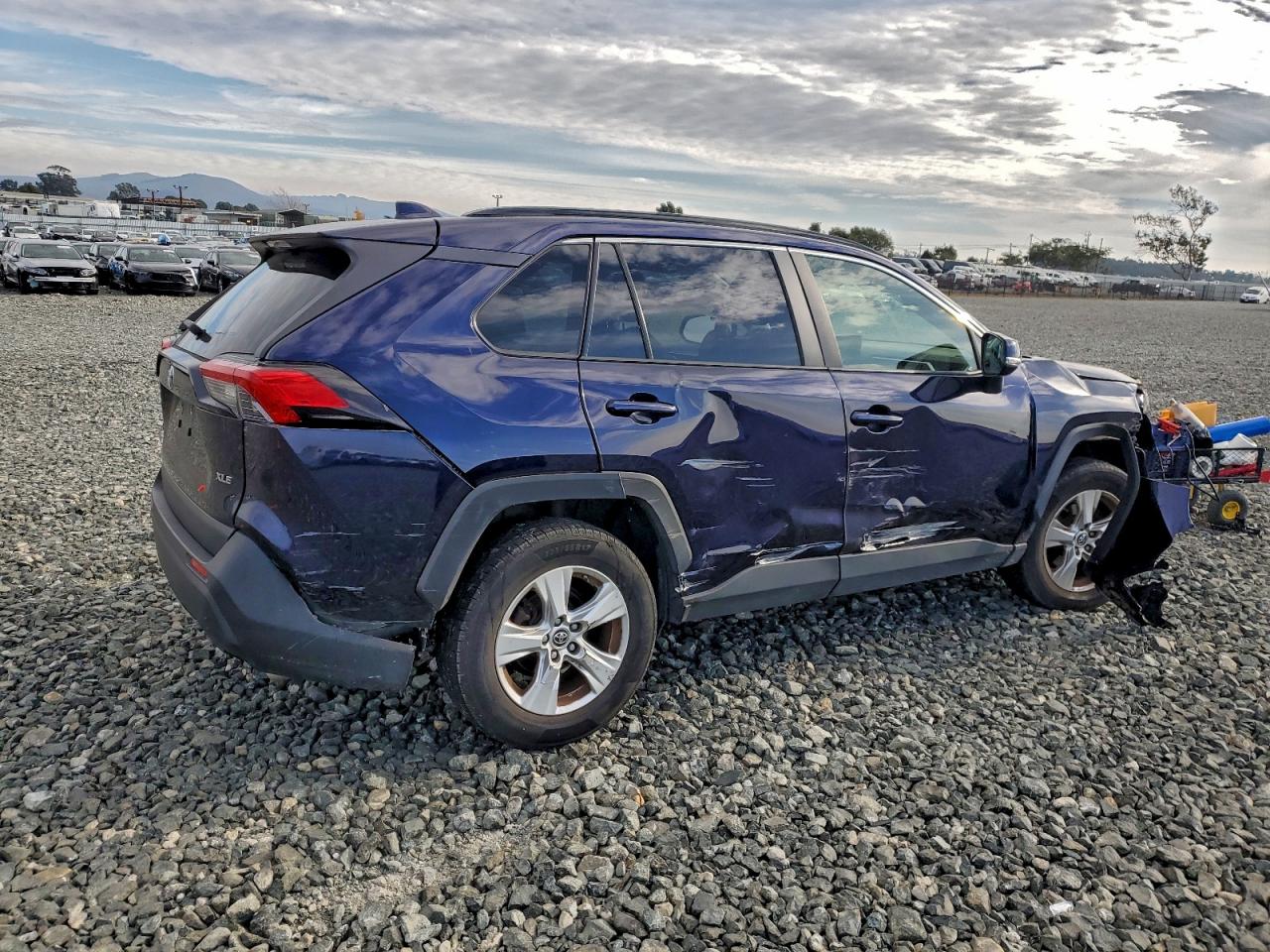 2019 TOYOTA RAV4 XLE photo 3