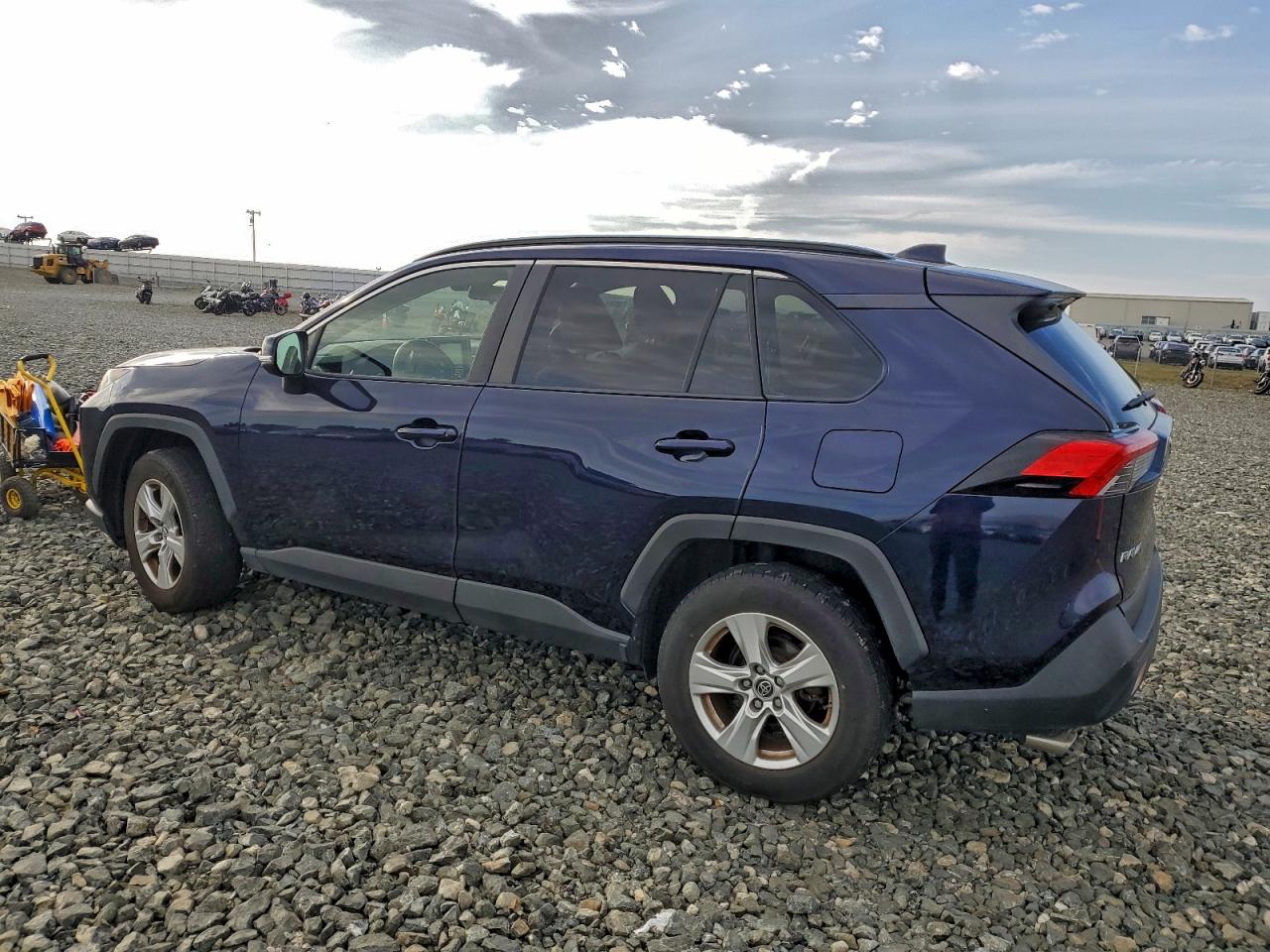 2019 TOYOTA RAV4 XLE photo 2