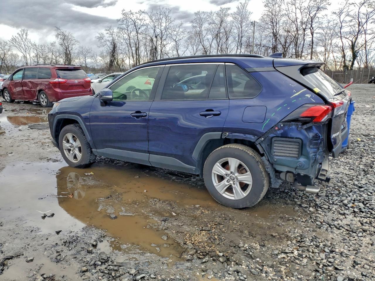 2019 TOYOTA RAV4 XLE photo 2