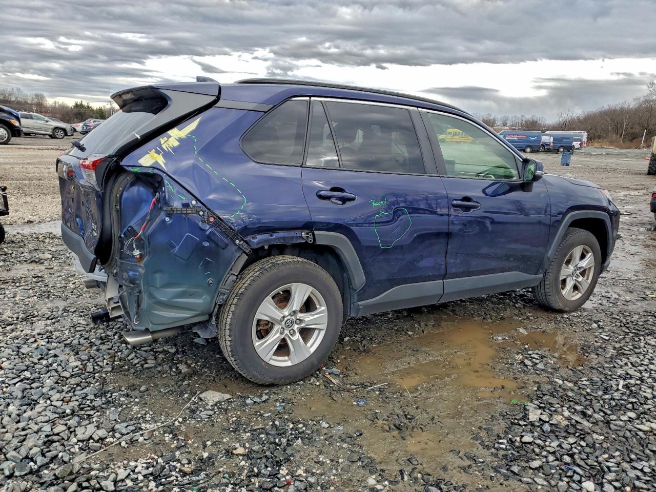 2019 TOYOTA RAV4 XLE photo 3