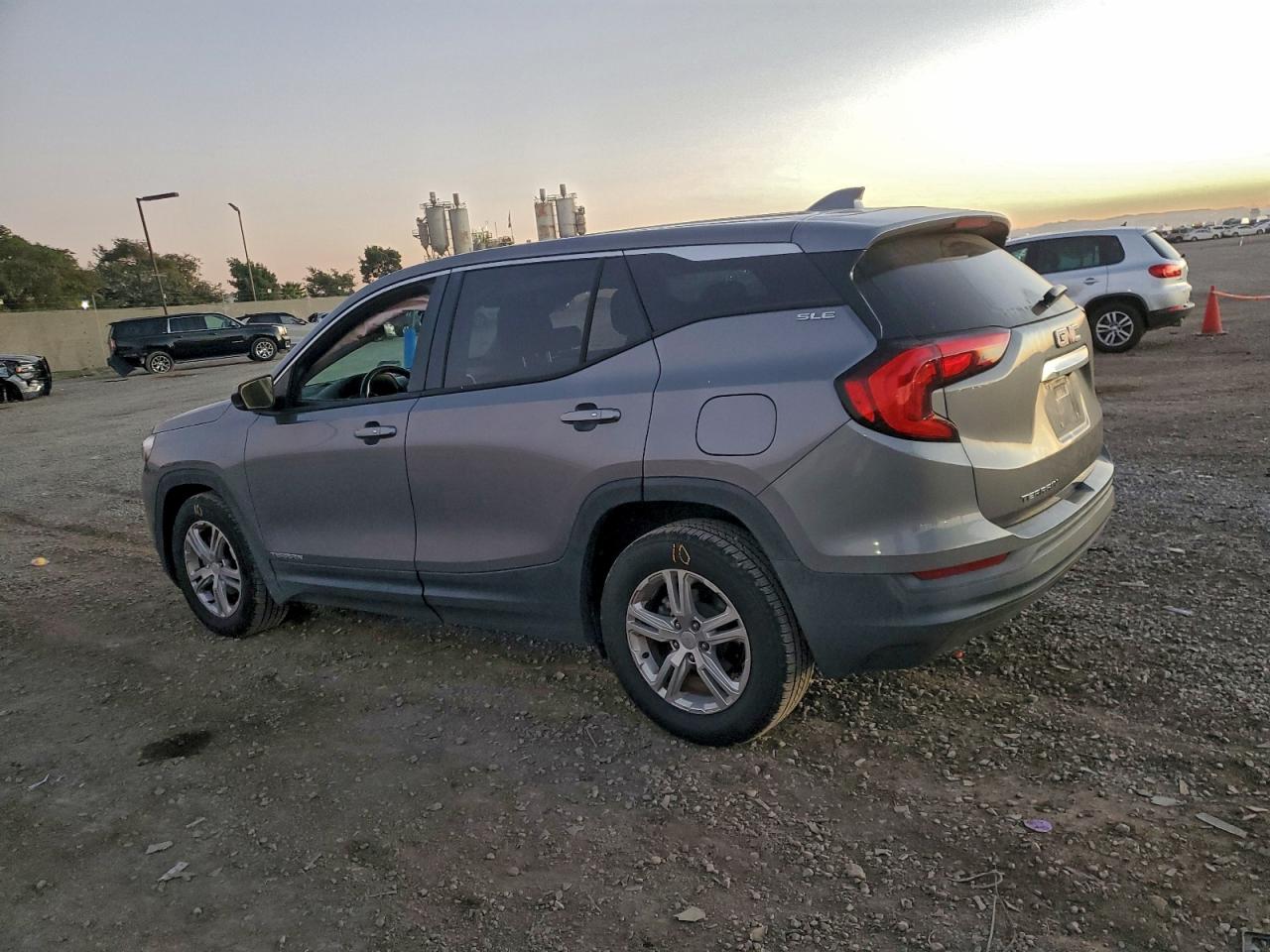 2020 GMC TERRAIN SLE photo 2