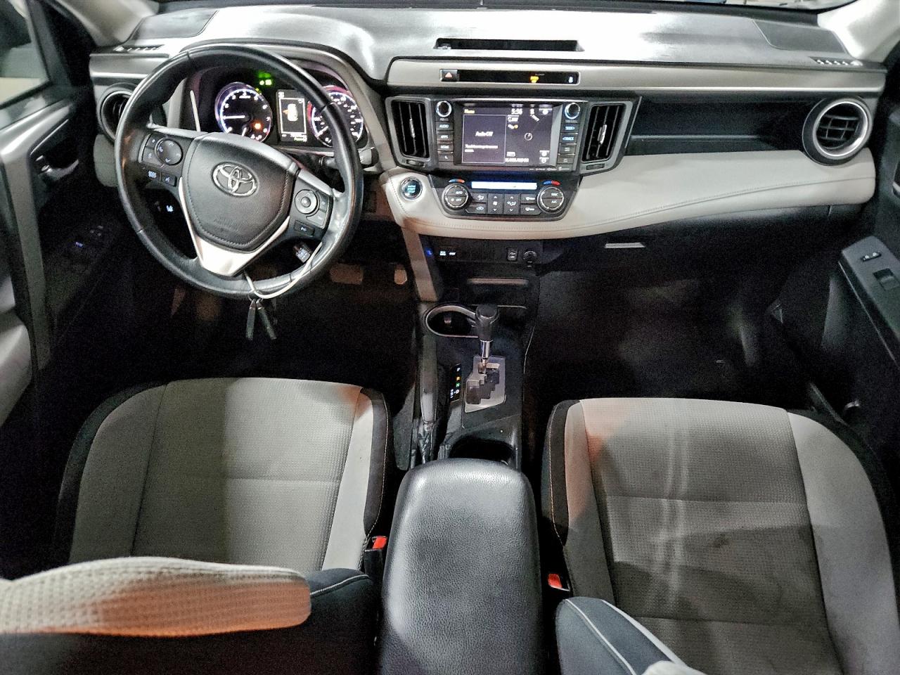2016 TOYOTA RAV4 XLE photo 8