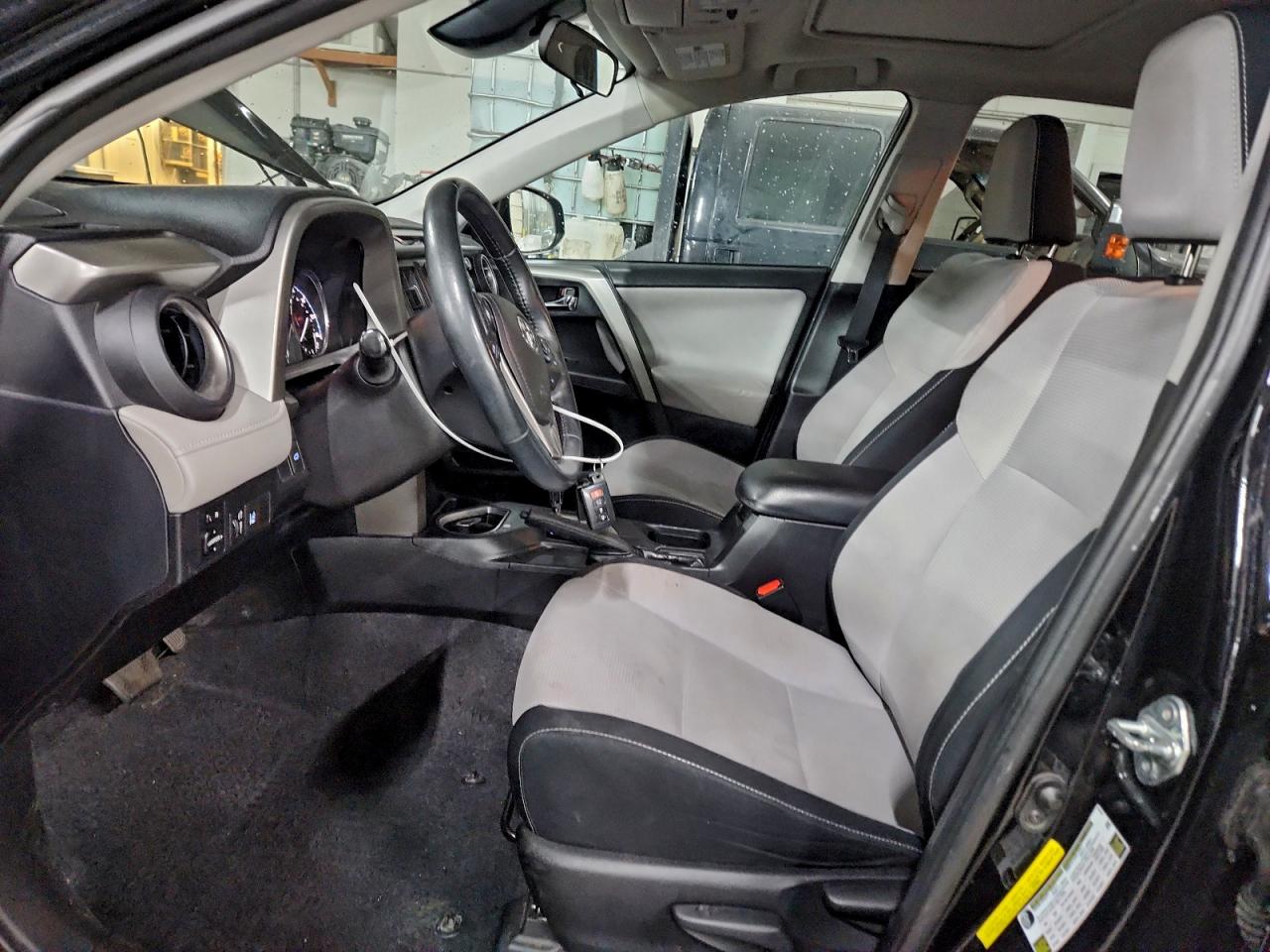 2016 TOYOTA RAV4 XLE photo 7