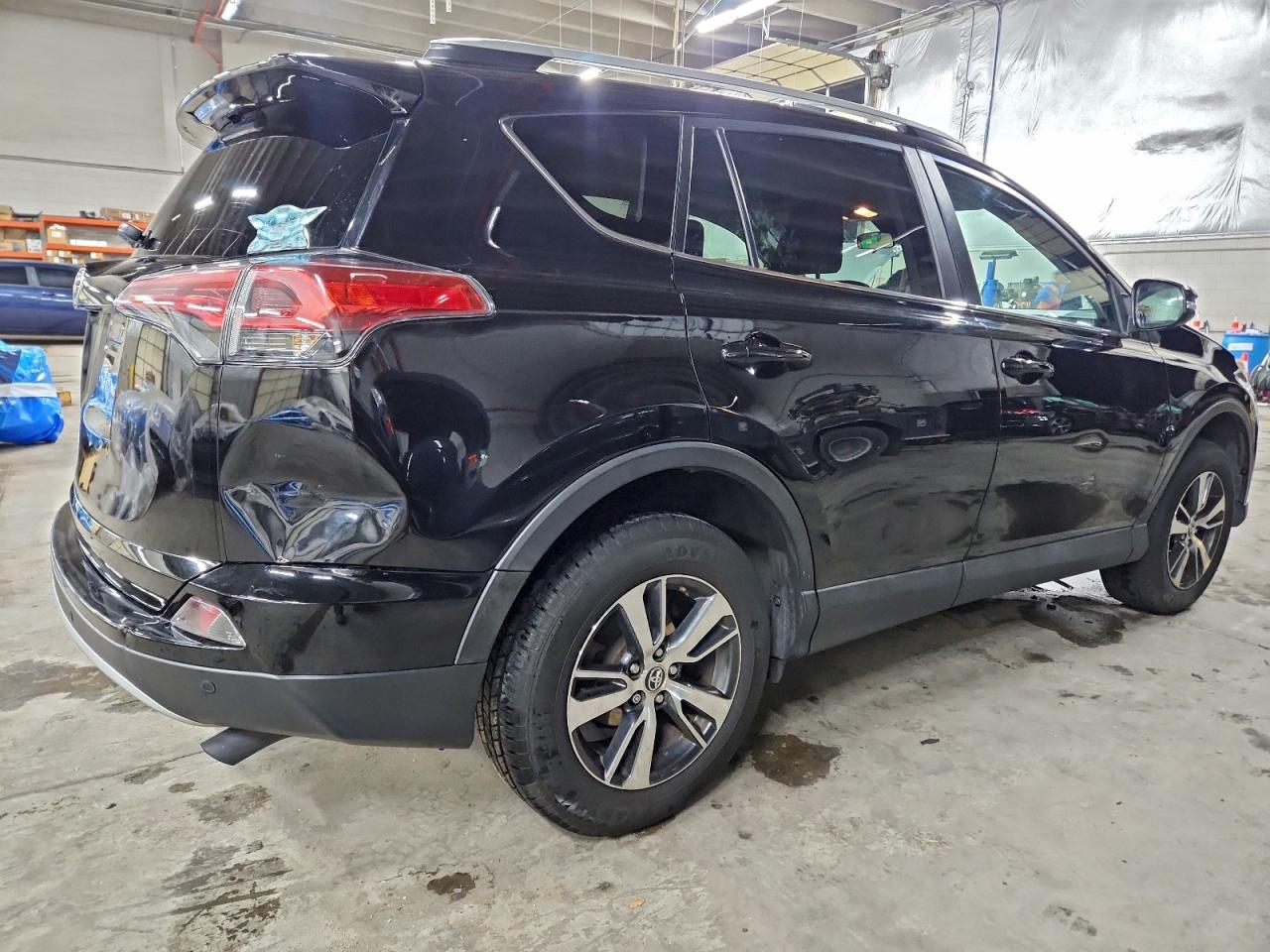 2016 TOYOTA RAV4 XLE photo 3