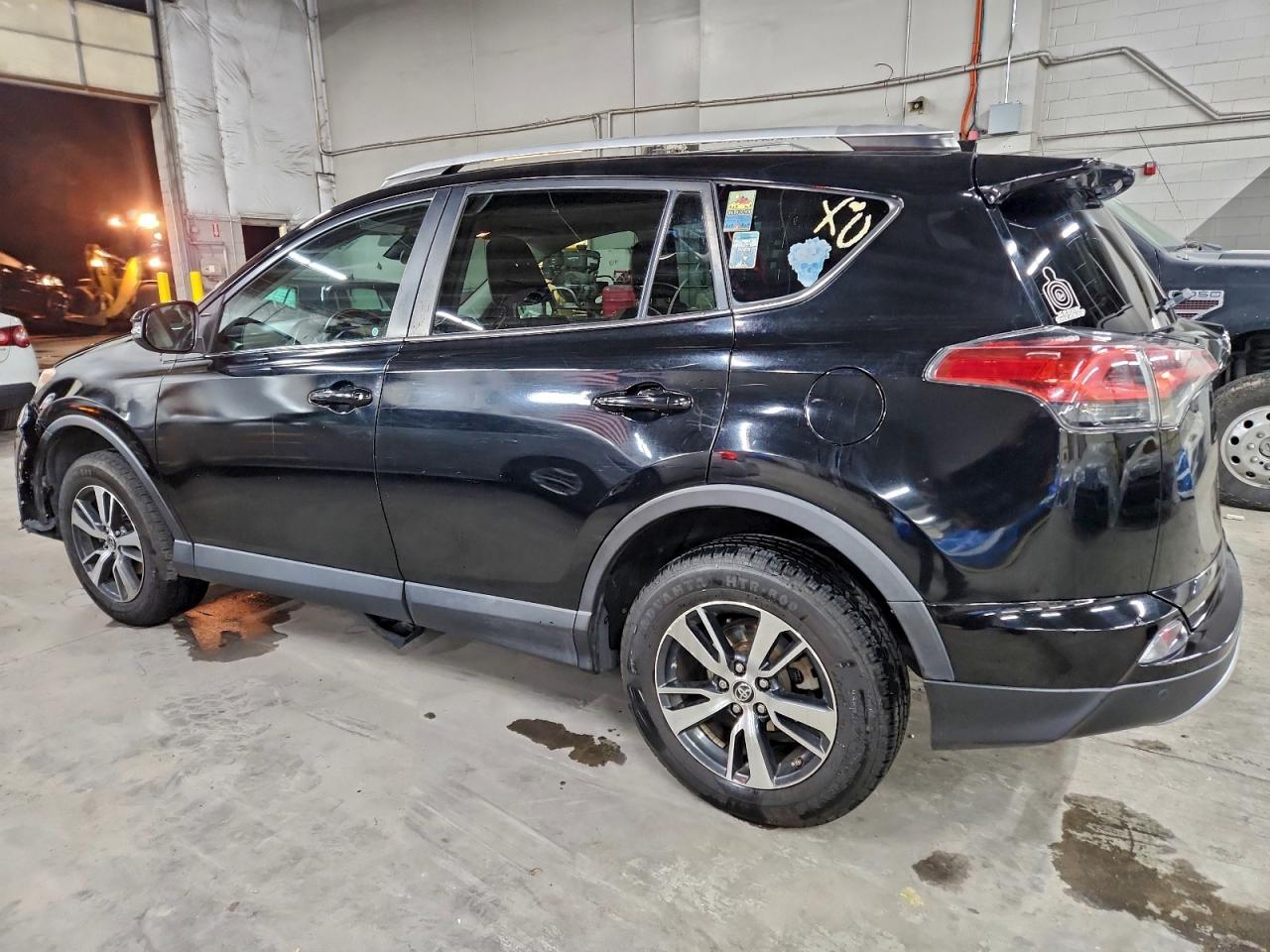 2016 TOYOTA RAV4 XLE photo 2