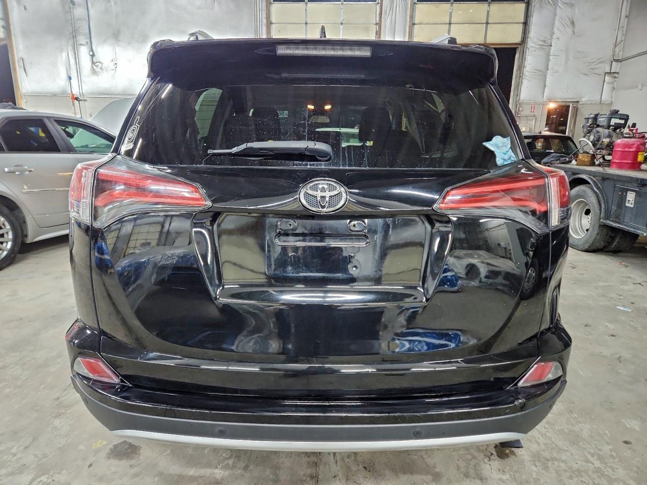 2016 TOYOTA RAV4 XLE photo 6