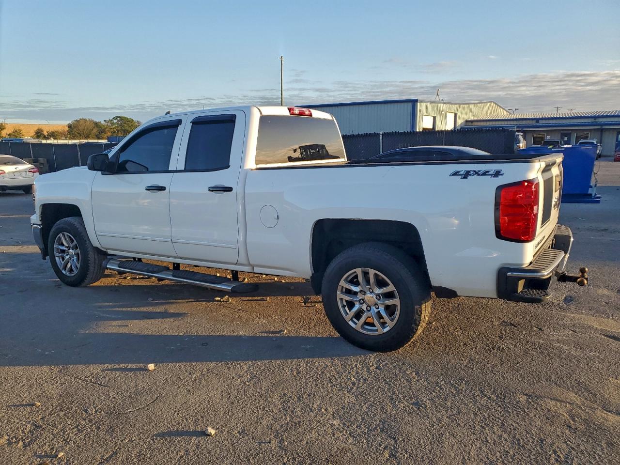 2015 CHEVROLET SILVERADO K1500 LT photo 2