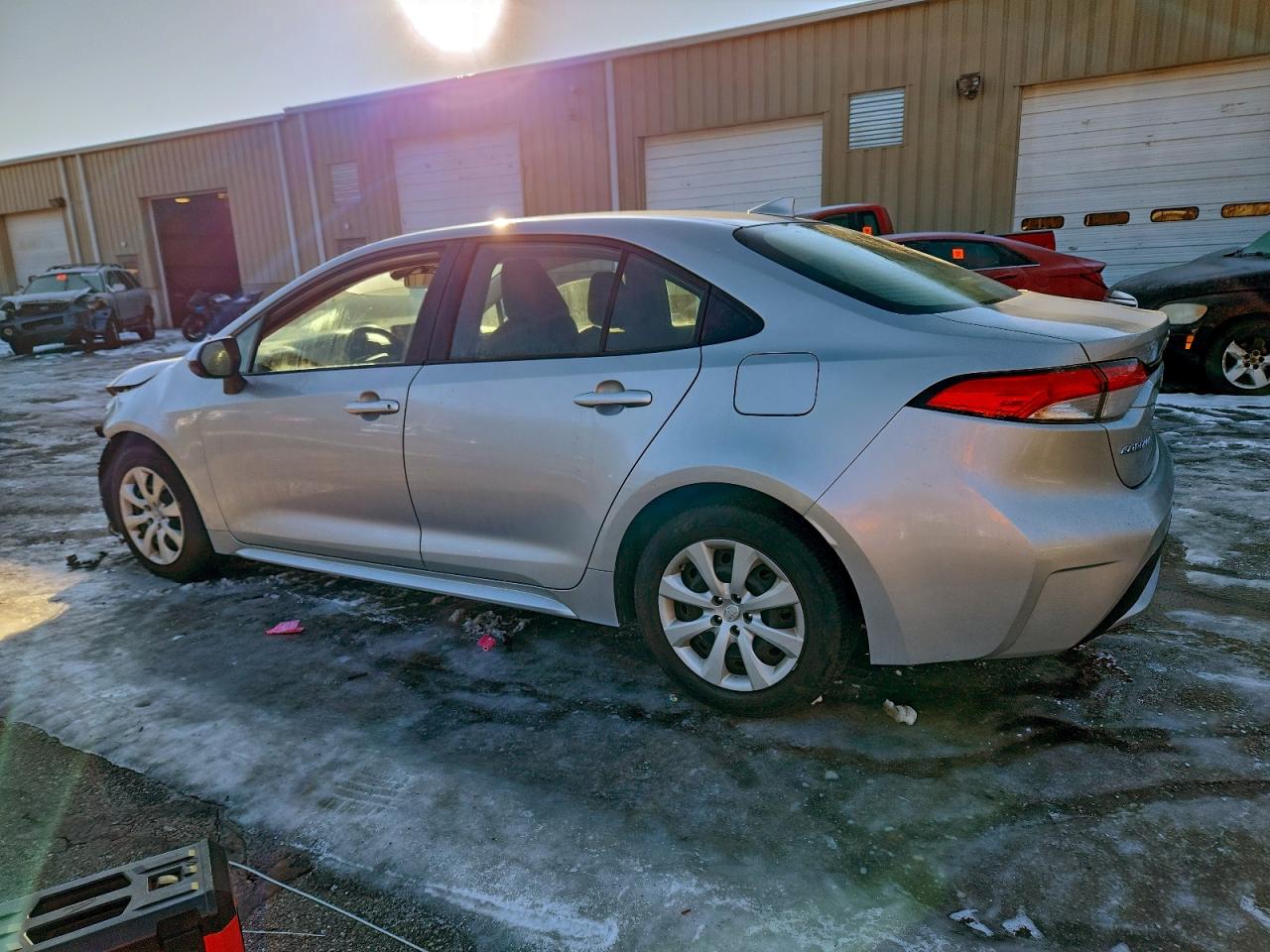 2022 TOYOTA COROLLA LE photo 2