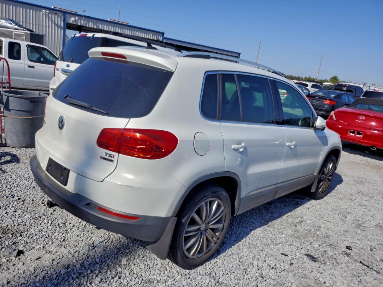 2016 VOLKSWAGEN TIGUAN S photo 3