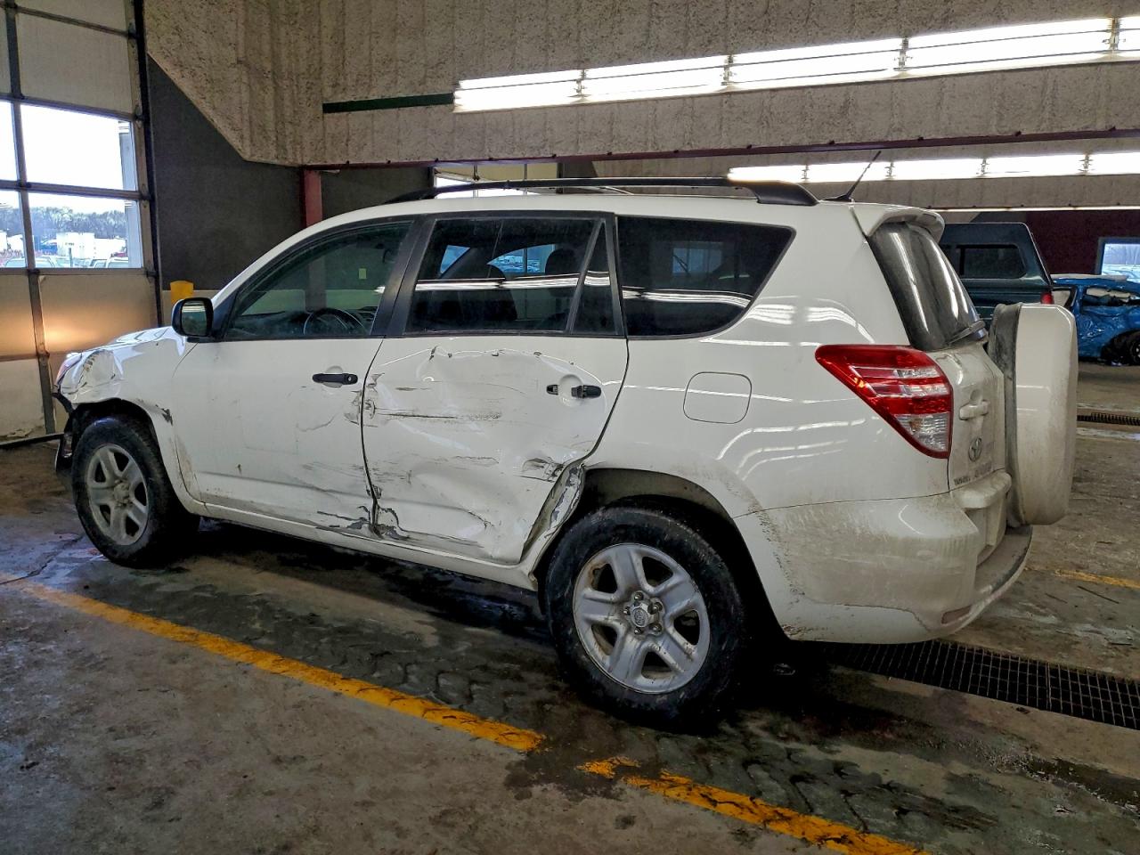 2010 TOYOTA RAV4 photo 2