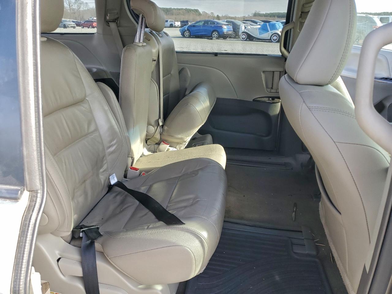 2017 TOYOTA SIENNA XLE photo 11