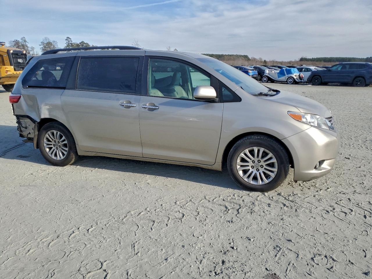 2017 TOYOTA SIENNA XLE photo 4
