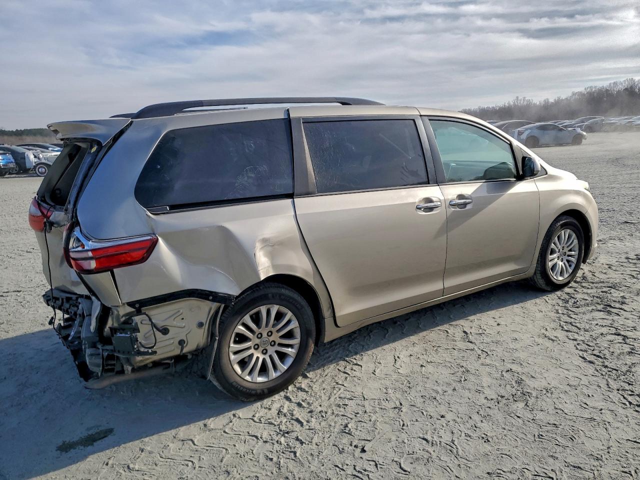 2017 TOYOTA SIENNA XLE photo 3