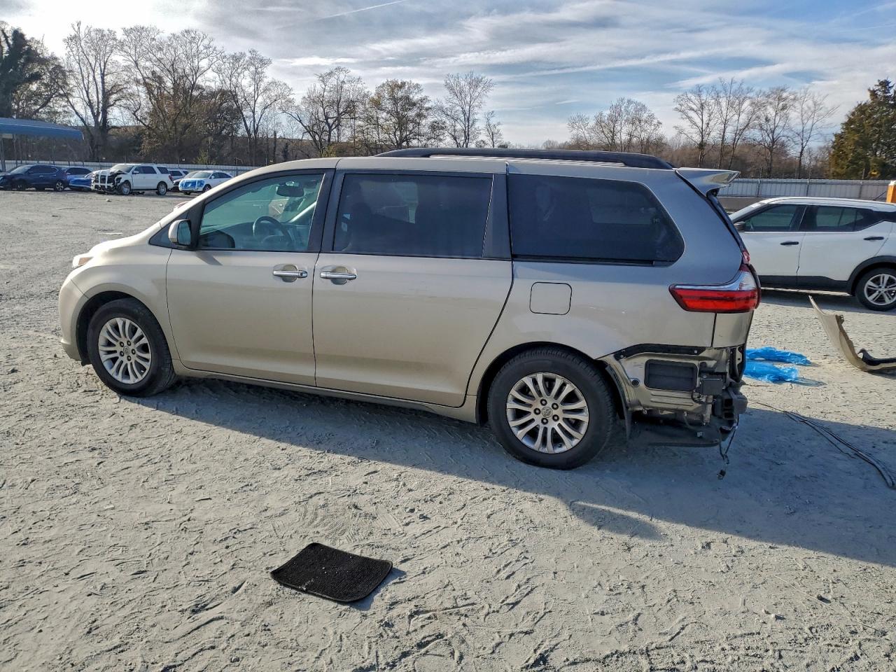 2017 TOYOTA SIENNA XLE photo 2