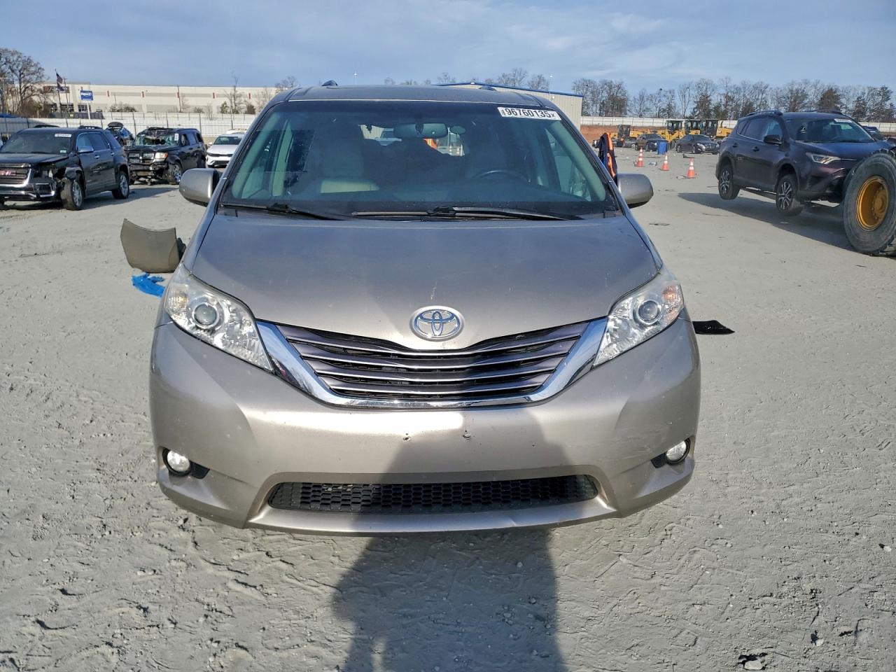 2017 TOYOTA SIENNA XLE photo 5