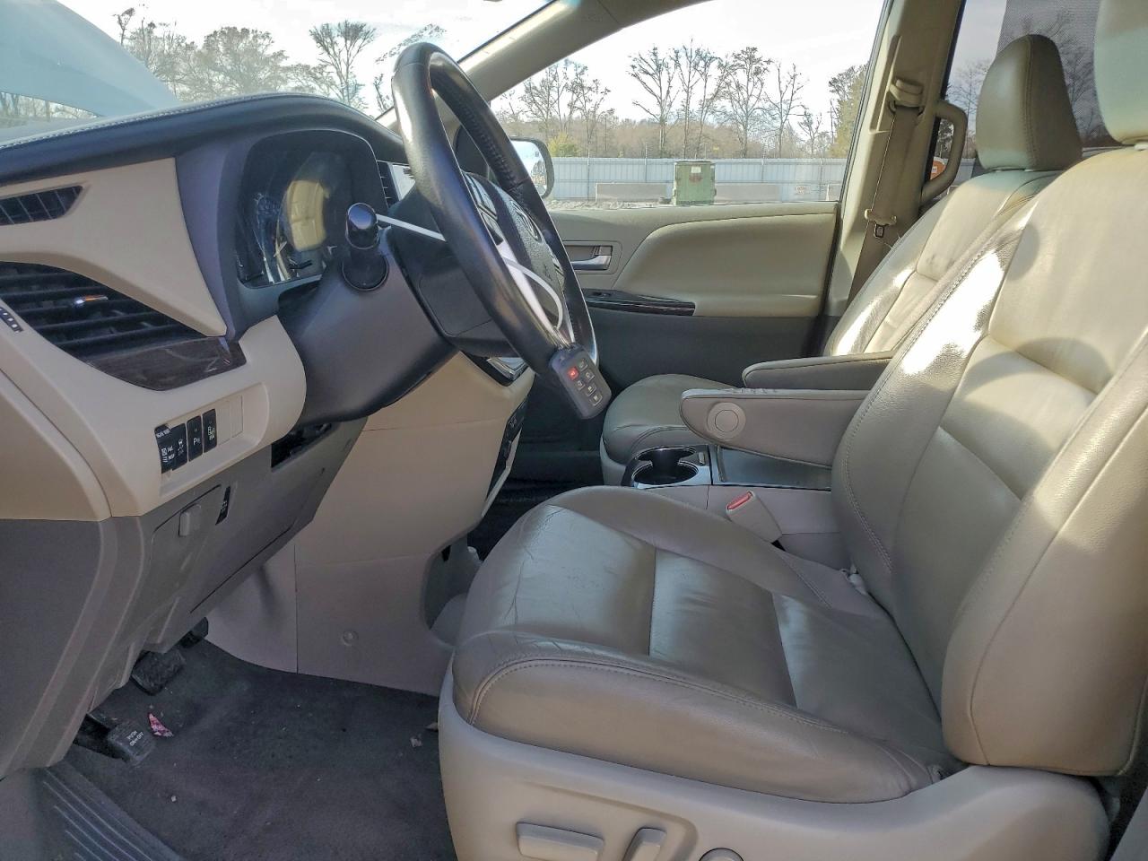 2017 TOYOTA SIENNA XLE photo 7