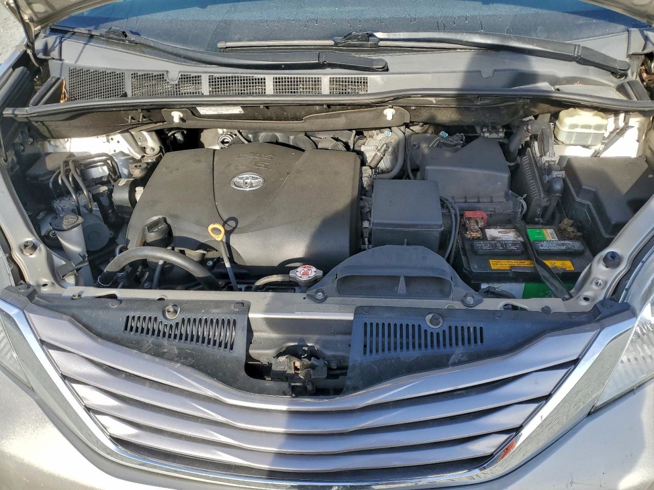 2017 TOYOTA SIENNA XLE photo 12