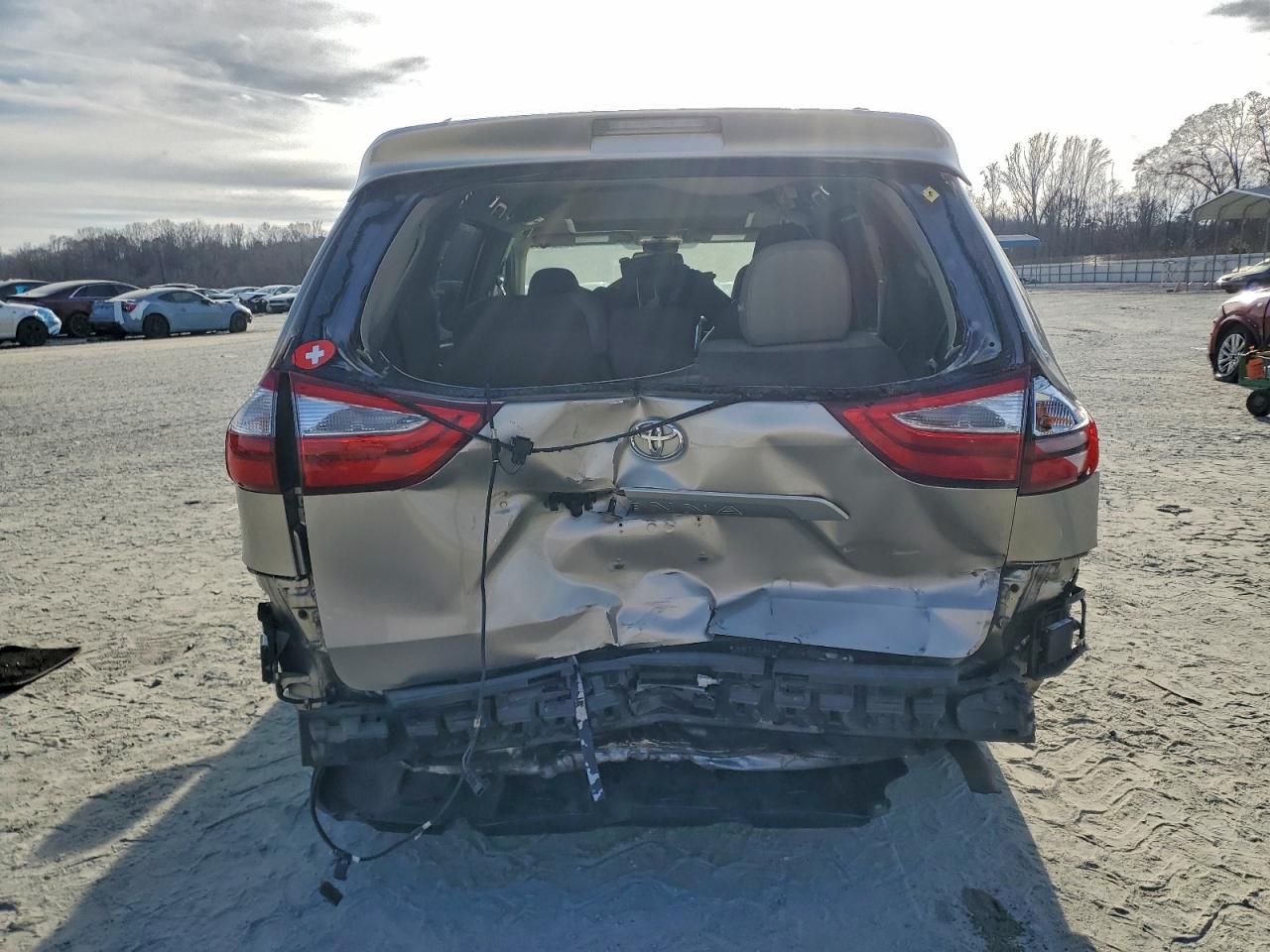 2017 TOYOTA SIENNA XLE photo 6