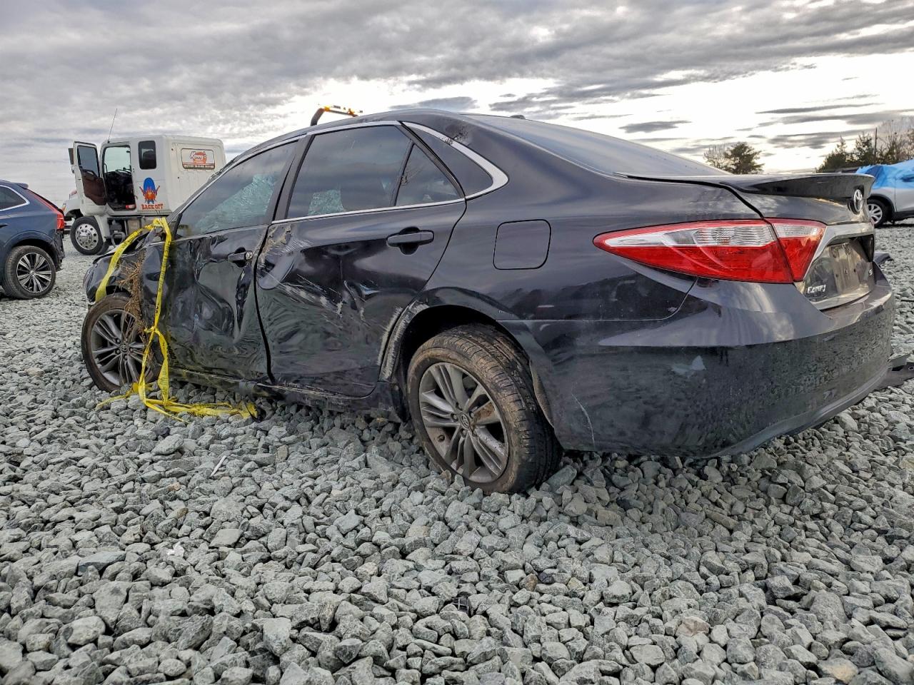 2017 TOYOTA CAMRY LE photo 3