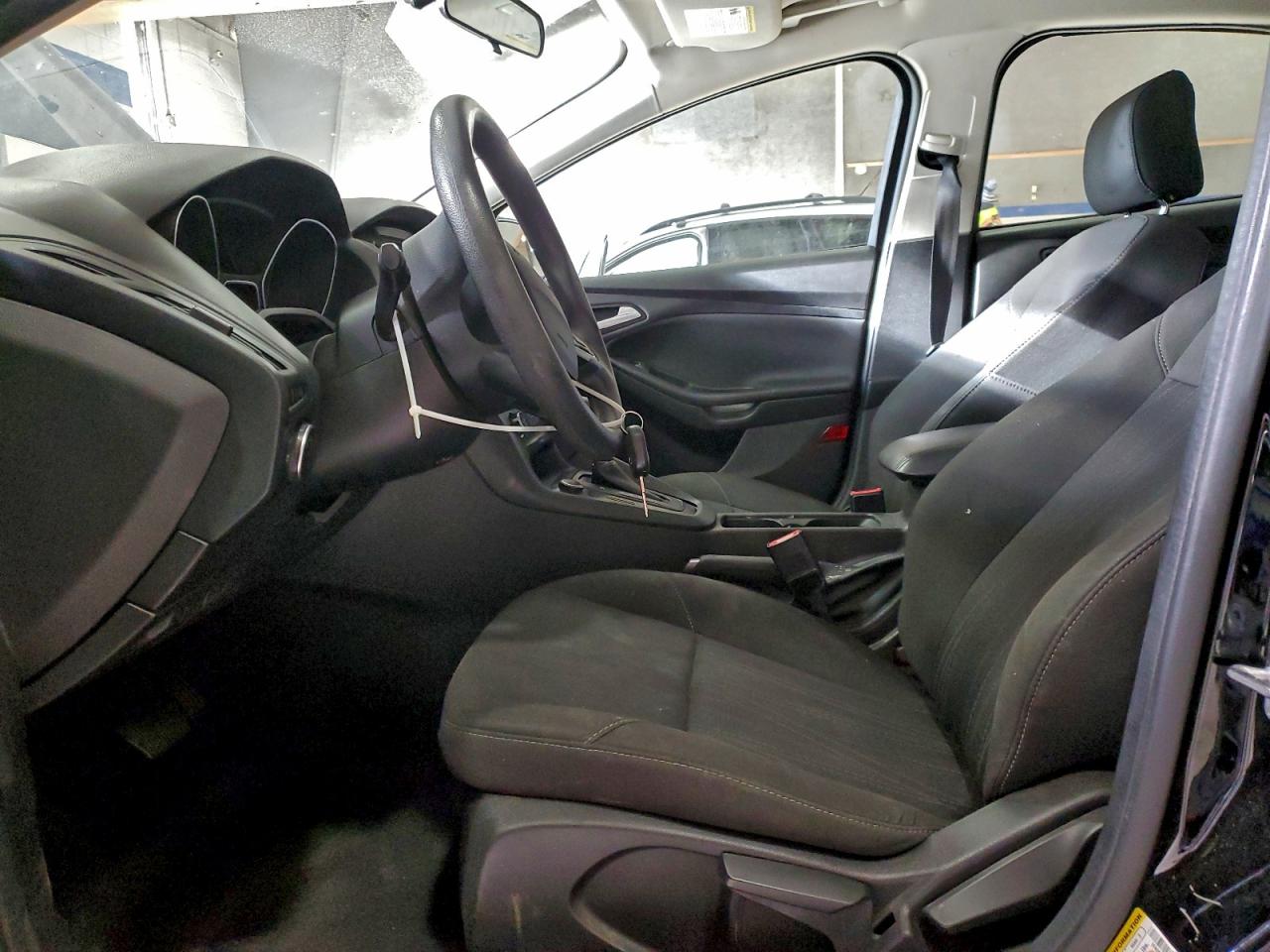 2017 FORD FOCUS SE photo 7
