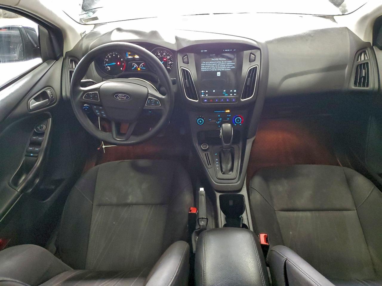 2017 FORD FOCUS SE photo 8