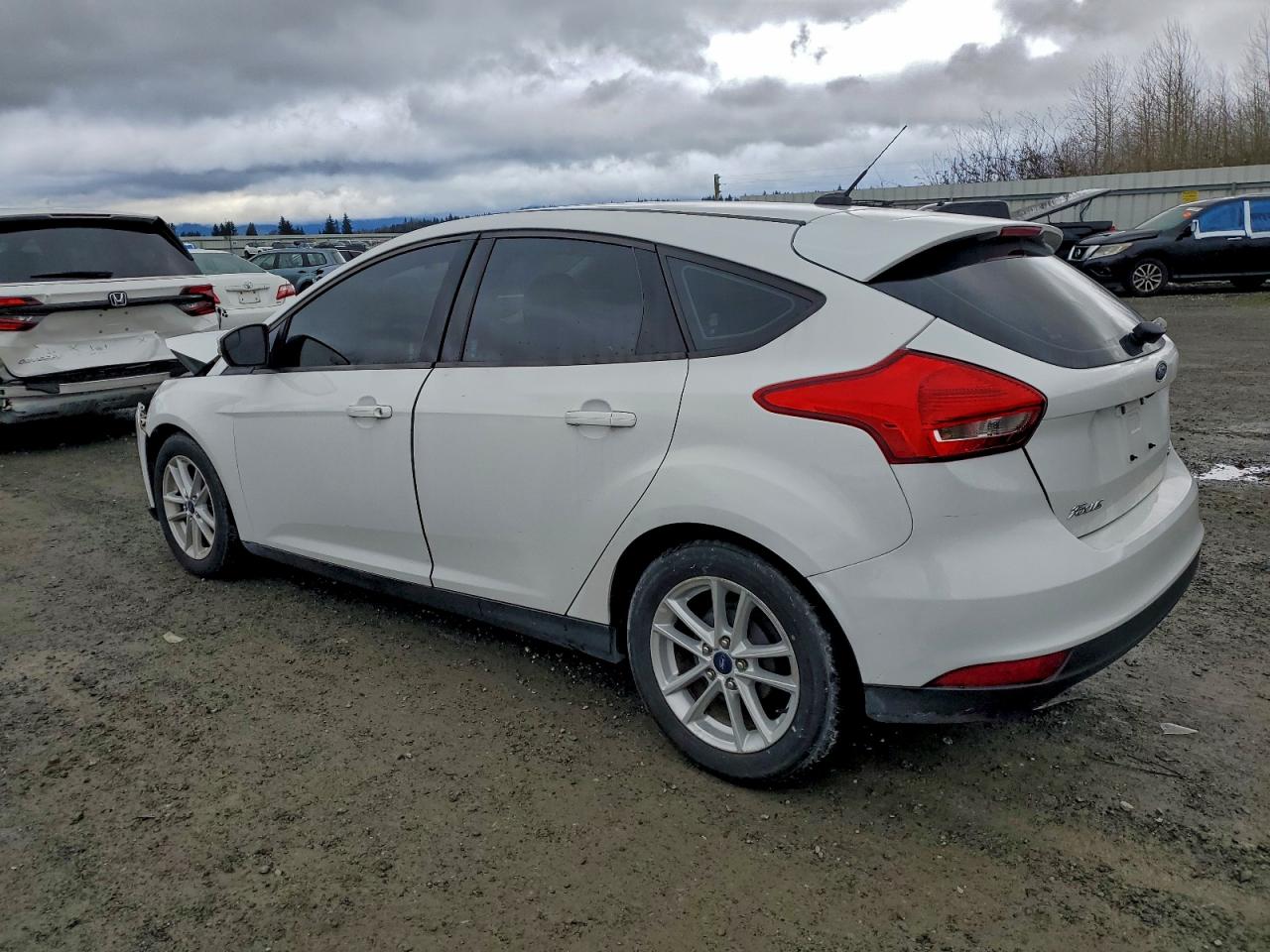 2017 FORD FOCUS SE photo 2