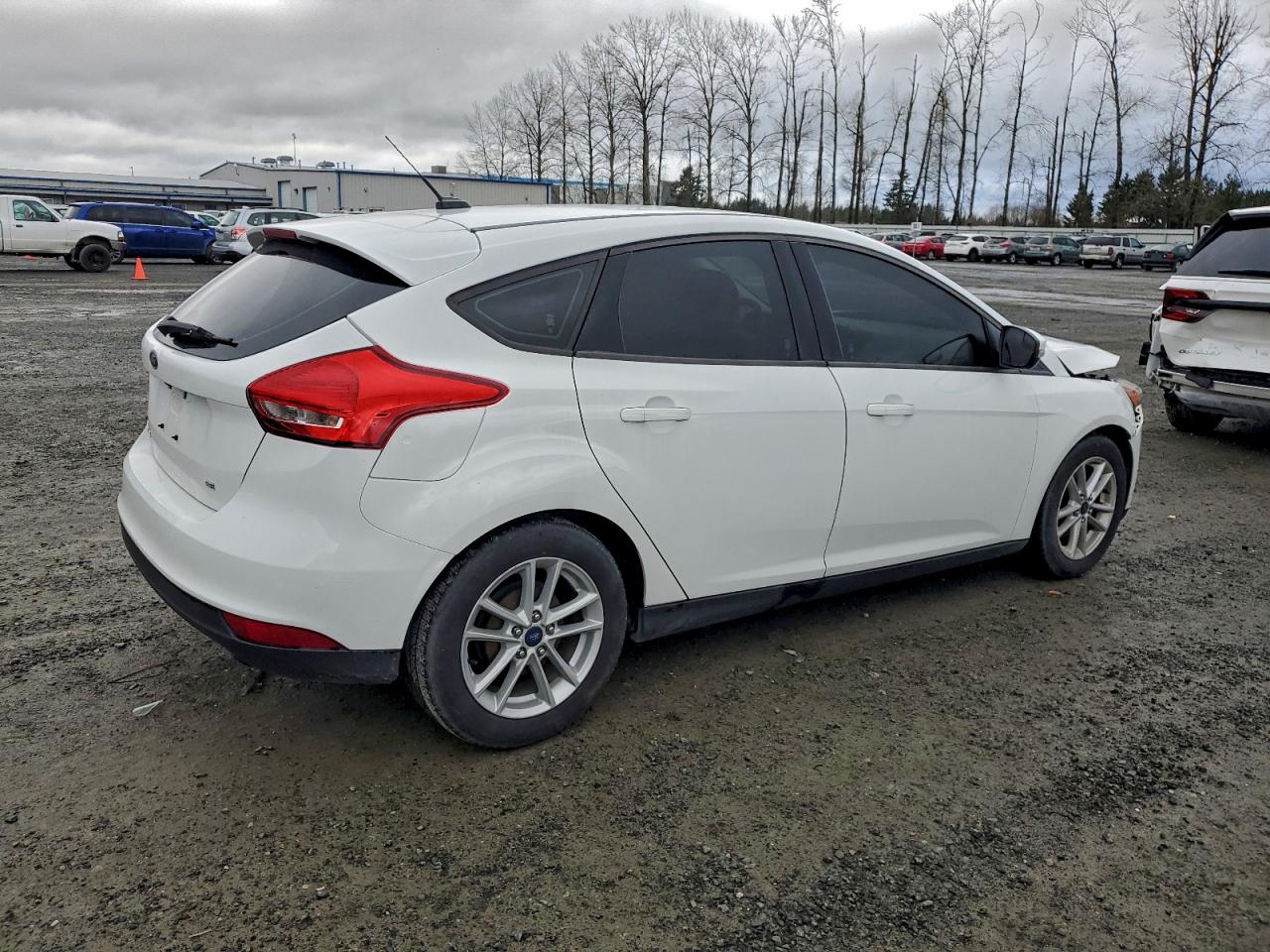 2017 FORD FOCUS SE photo 3